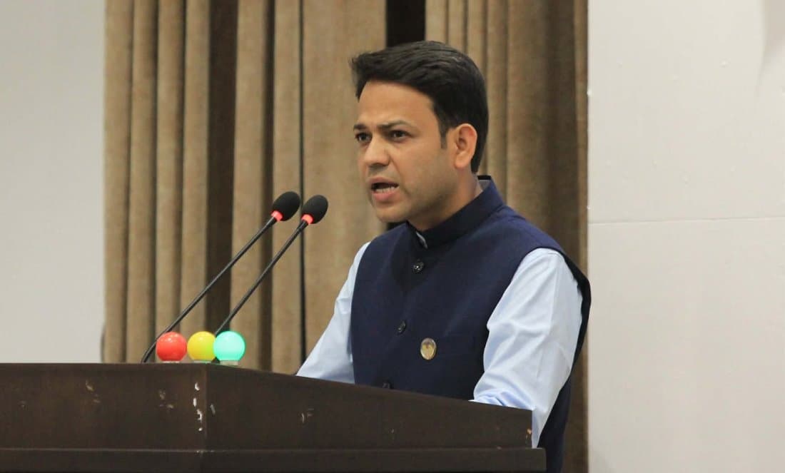 कानुन निर्माणको ‘ड्राइभिङ सिट’मा सांसद हुनुपर्छ : विपीन आचार्य