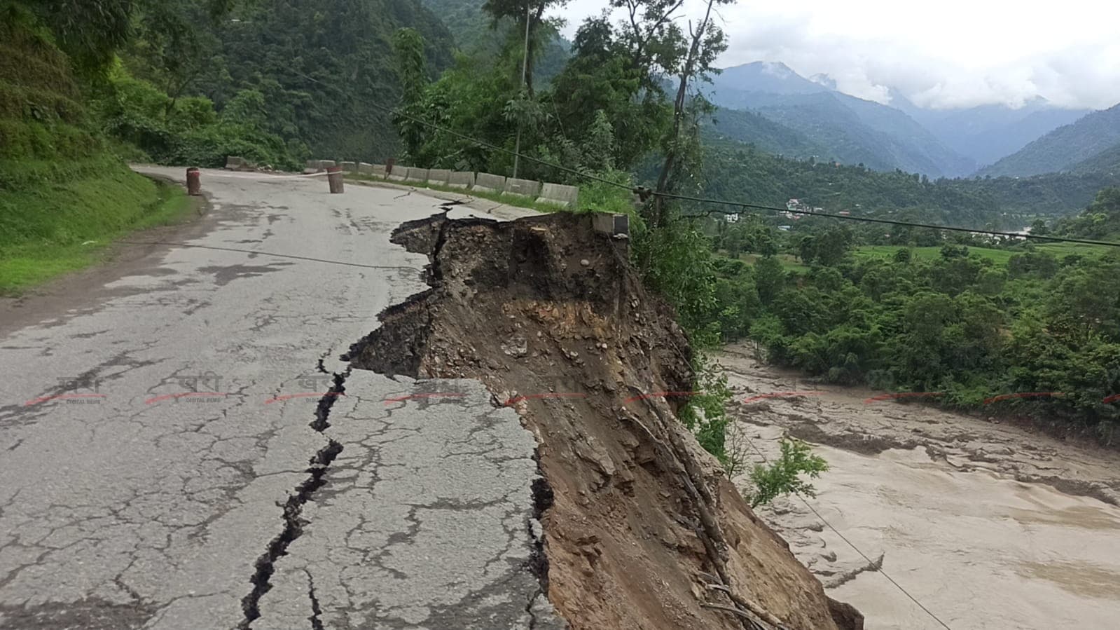 बाढीपहिरोका कारण अवरुद्ध छन् यी सडक