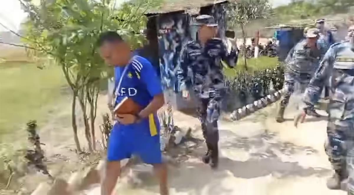 सशस्त्रको गुल्मभित्र प्रवेश गरी डीएसपीमाथि हातपात