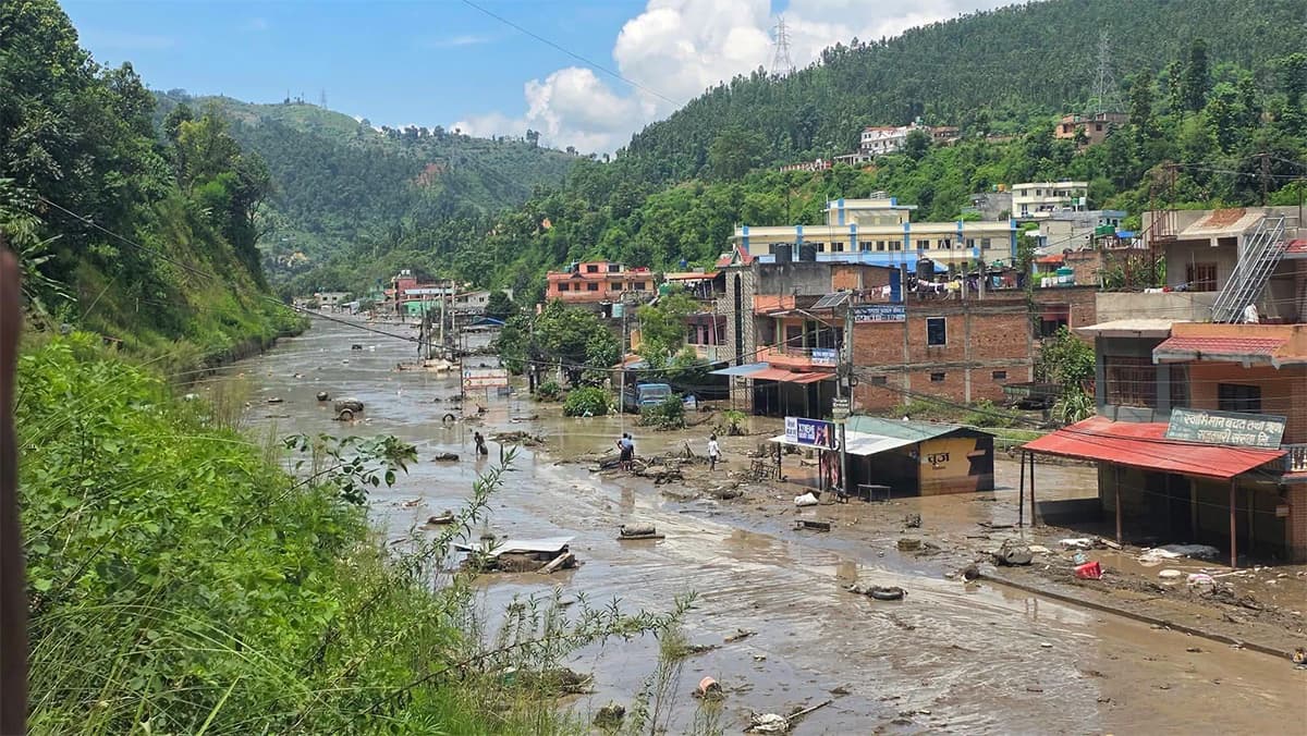 पृथ्वी राजमार्गको गल्छी–बैरेनीखण्डमा यातायात सञ्चालन, तीन स्थानमा लेदो हटाउने कार्य जारी