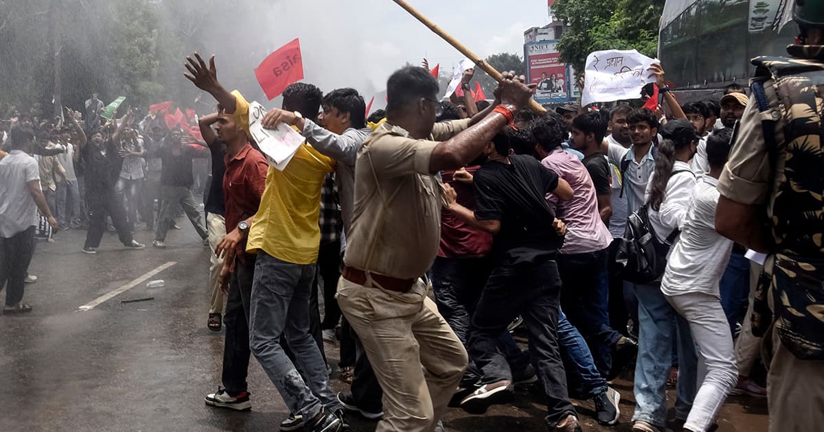 दिल्लीमा प्रहरी र विद्यार्थीबिच पुनः झडप, ढुङ्गामुढापछि अश्रुग्यास प्रहार