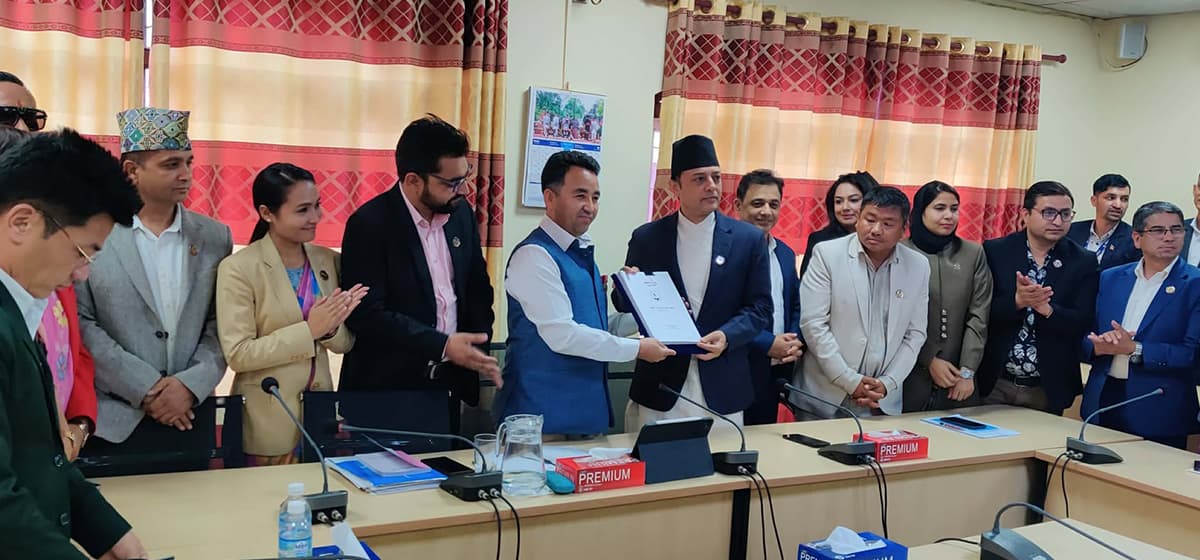 नियमावली समितिकाे प्रतिवेदन सभामुख अर्याललाई हस्तान्तरण