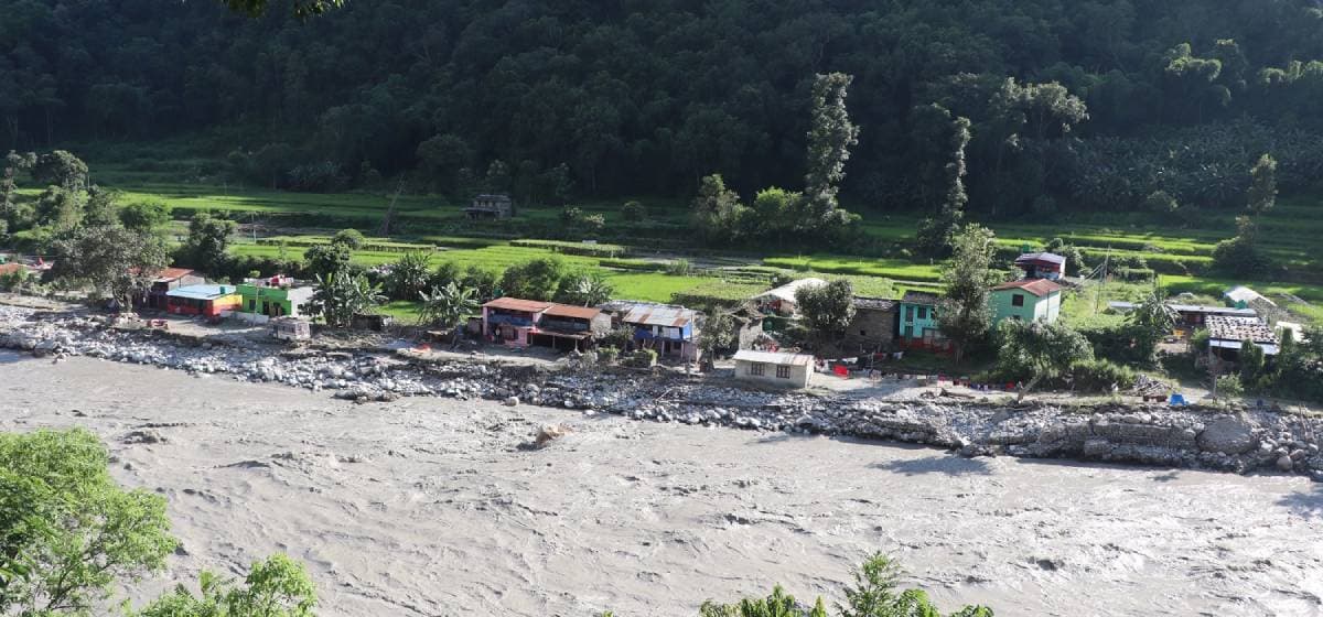 बाढीले घर डुबायो, आनन्दबगरवासीलाई थातथलो छाड्ने चिन्ता