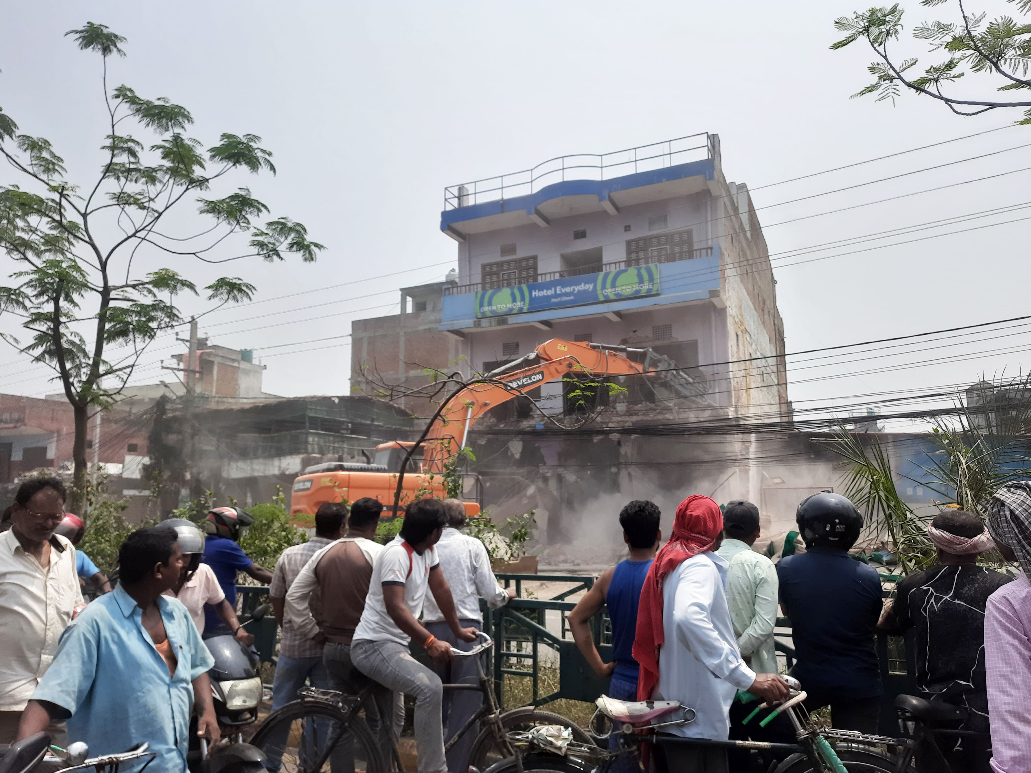 वीरगञ्जमा अतिक्रमित संरचना भत्काउन सुरु