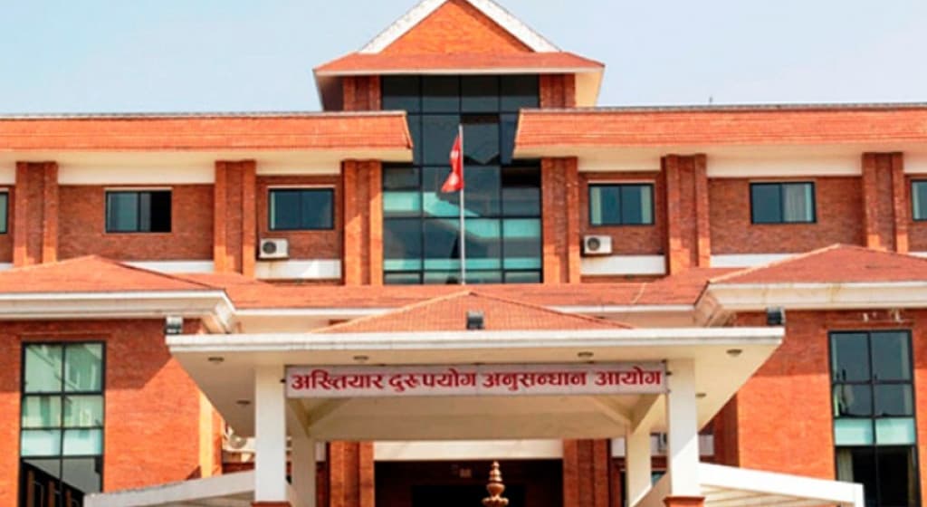 मालपोतका नासु ५ लाख ५० हजार रुपैयाँ घुससहित अख्तियारको नियन्त्रणमा