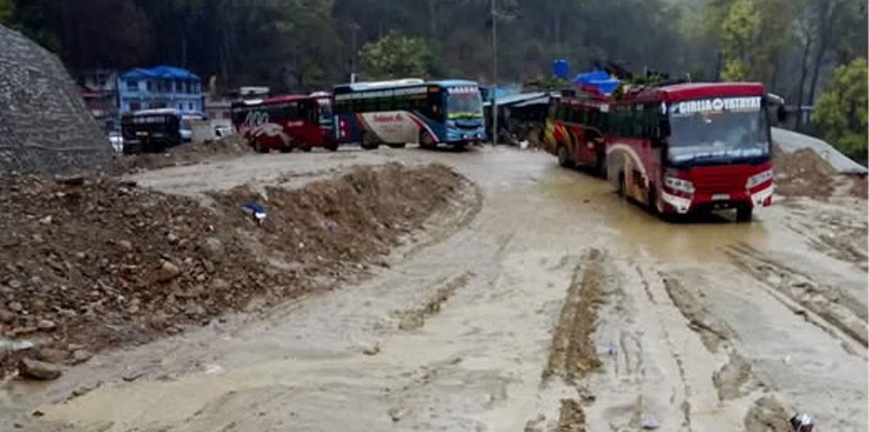 कावासोतीमै सवारी रोकिँदा आवागमन प्रभावित