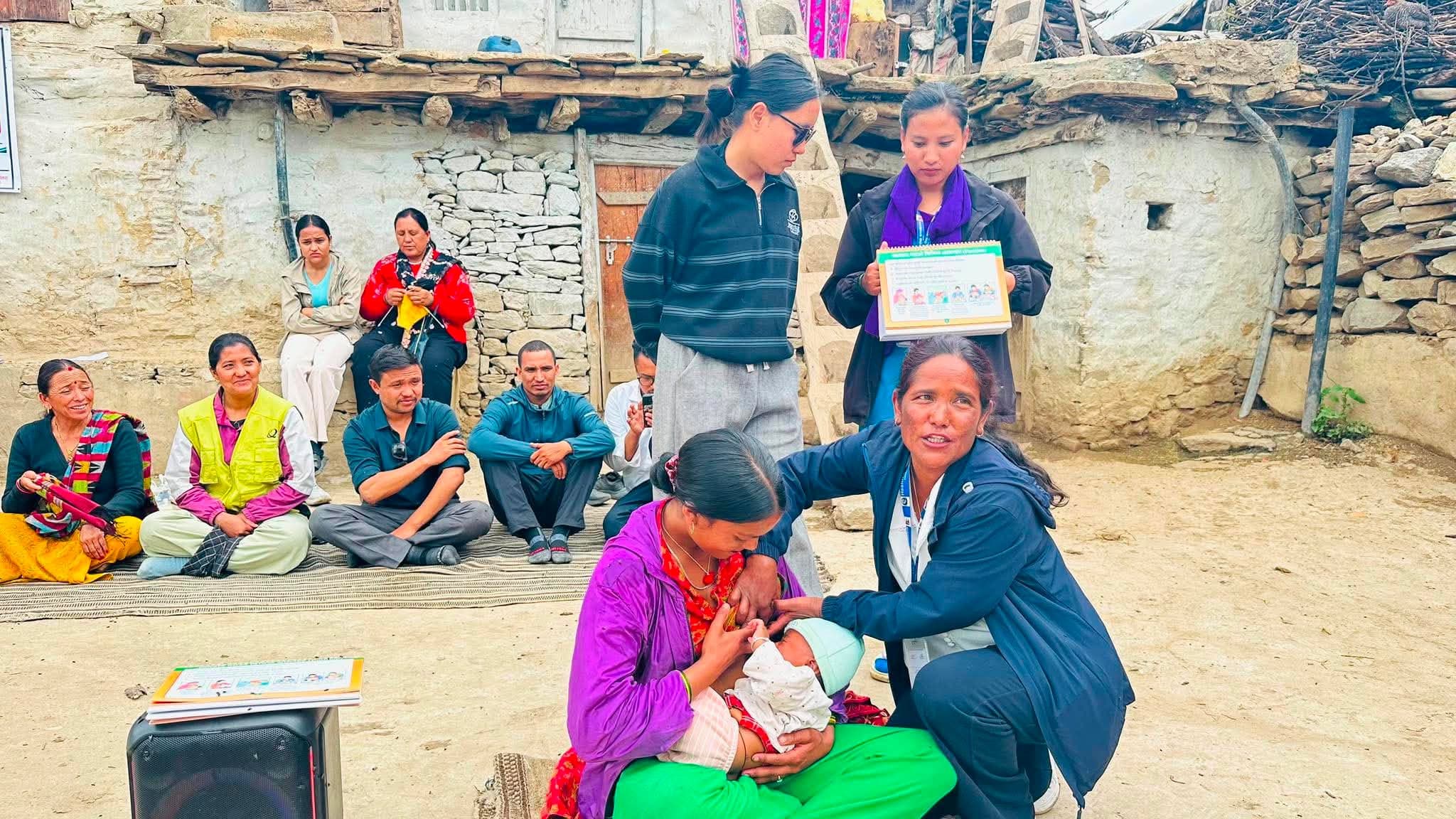 स्तनपान गराउने तरिका सिकाउँदै स्वास्थ्यकर्मी
