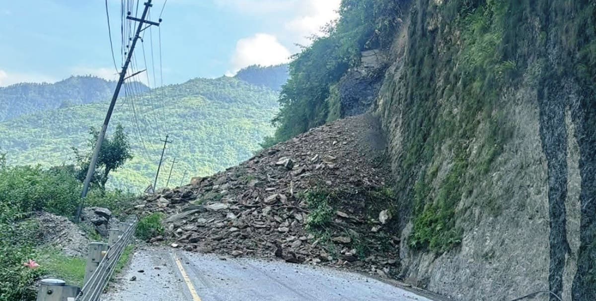 लेदो पन्छाउन ढिलाइ हुँदा पृथ्वी राजमार्ग अझै अवरुद्ध