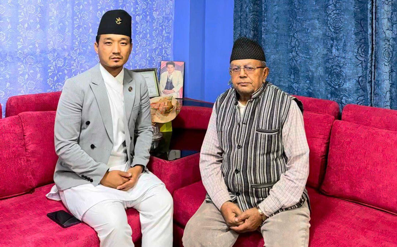 एमाले कार्यकर्ताको दुर्व्यवहारमा परेका वृृद्ध भेट्न पुगे गृहमन्त्री गुरुङ