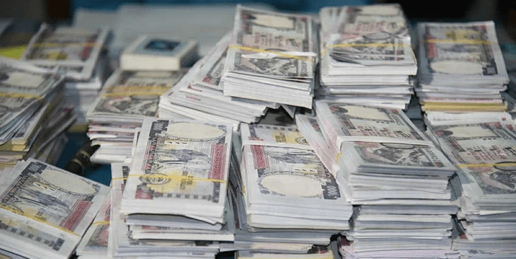 सशस्त्र प्रहरी रौतहटद्वारा स्रोत नखुलेको पाँच लाख २२ हजार बरामद