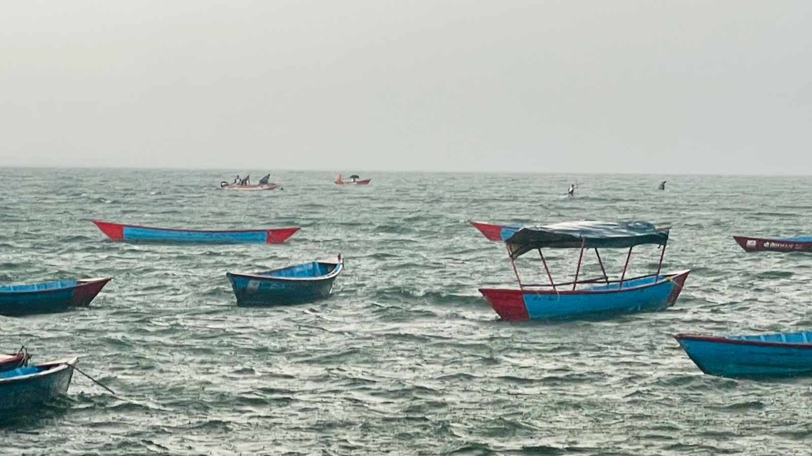 हुरीले फेवा तालमा फसेका १२ पर्यटकको उद्धार