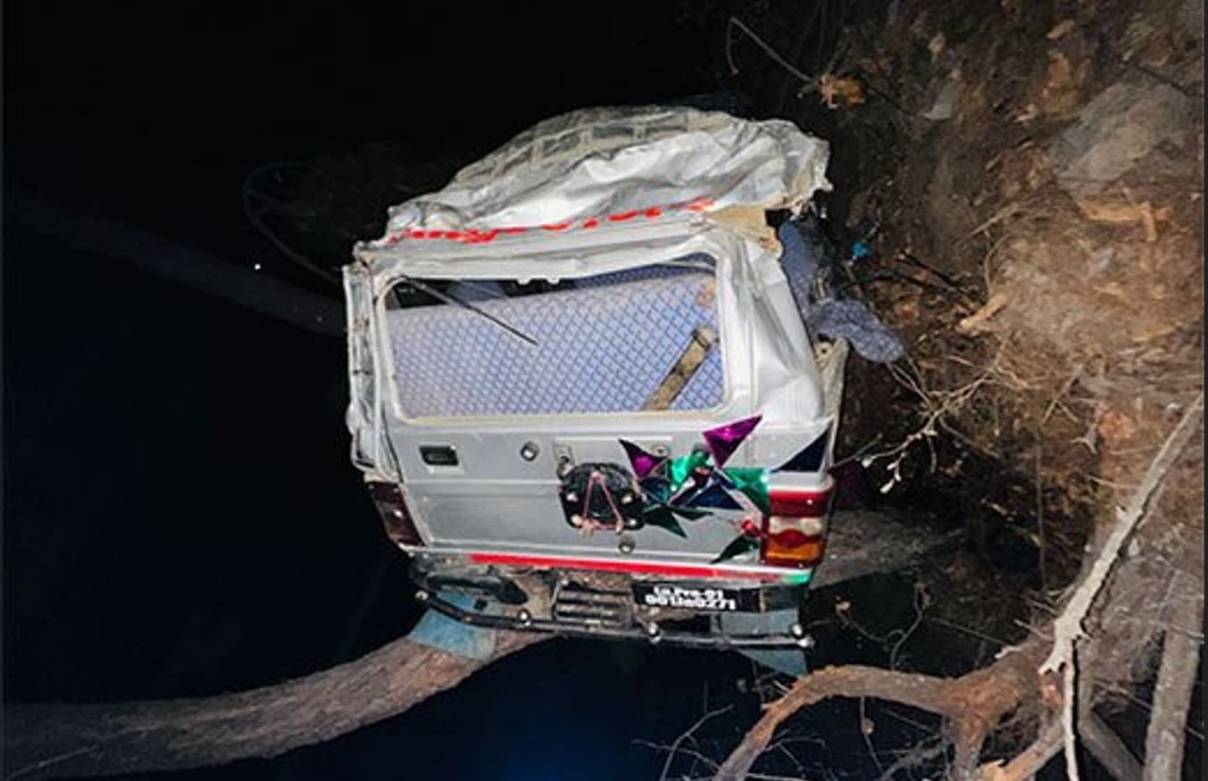 सल्यानमा जन्ती बोकेको जिप दुर्घटना हुँदा ३ जनाको मृत्यु