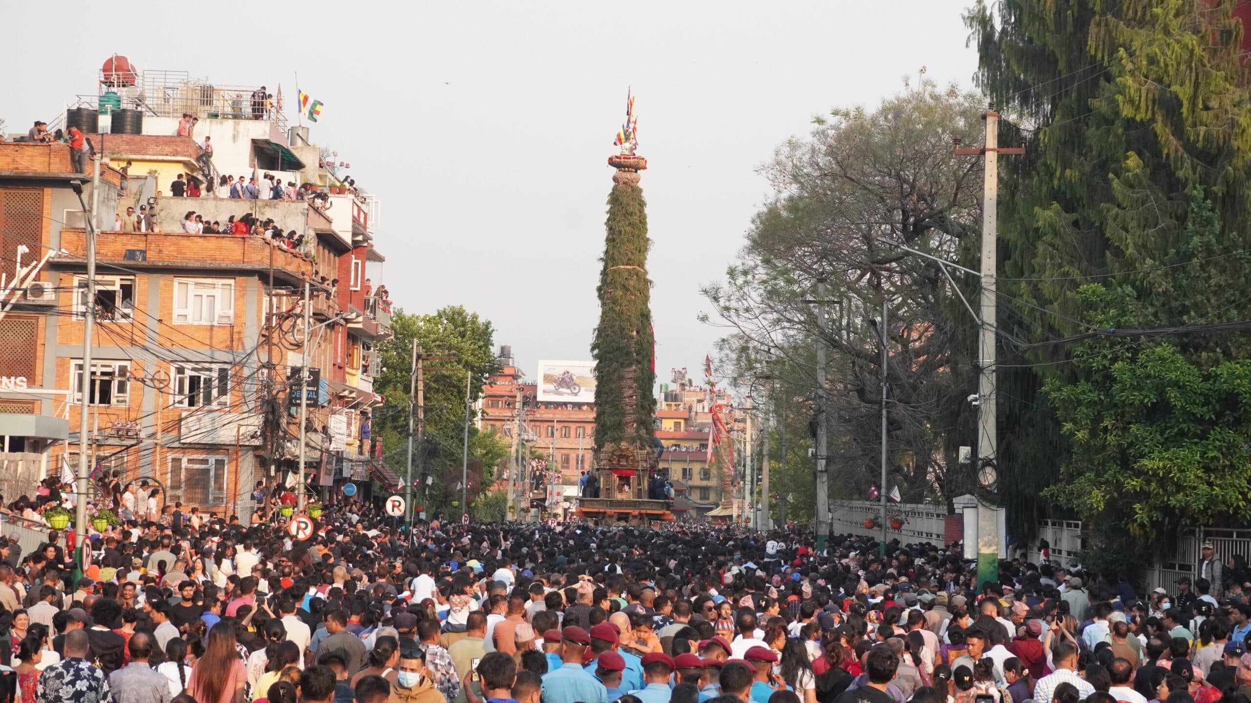 ललितपुरमा रातो मच्छिन्द्रनाथ जात्रा सुरु, रथ तानेर गाबल पुर्‍याइयो
