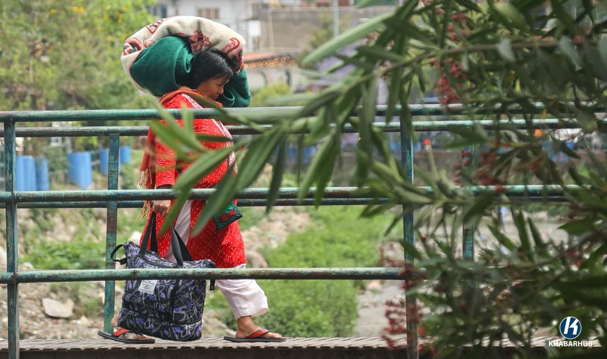डोजर नपुग्दै बाटो लागे धोबी खोलाका सुकुम्वासी (तस्बिरहरू)