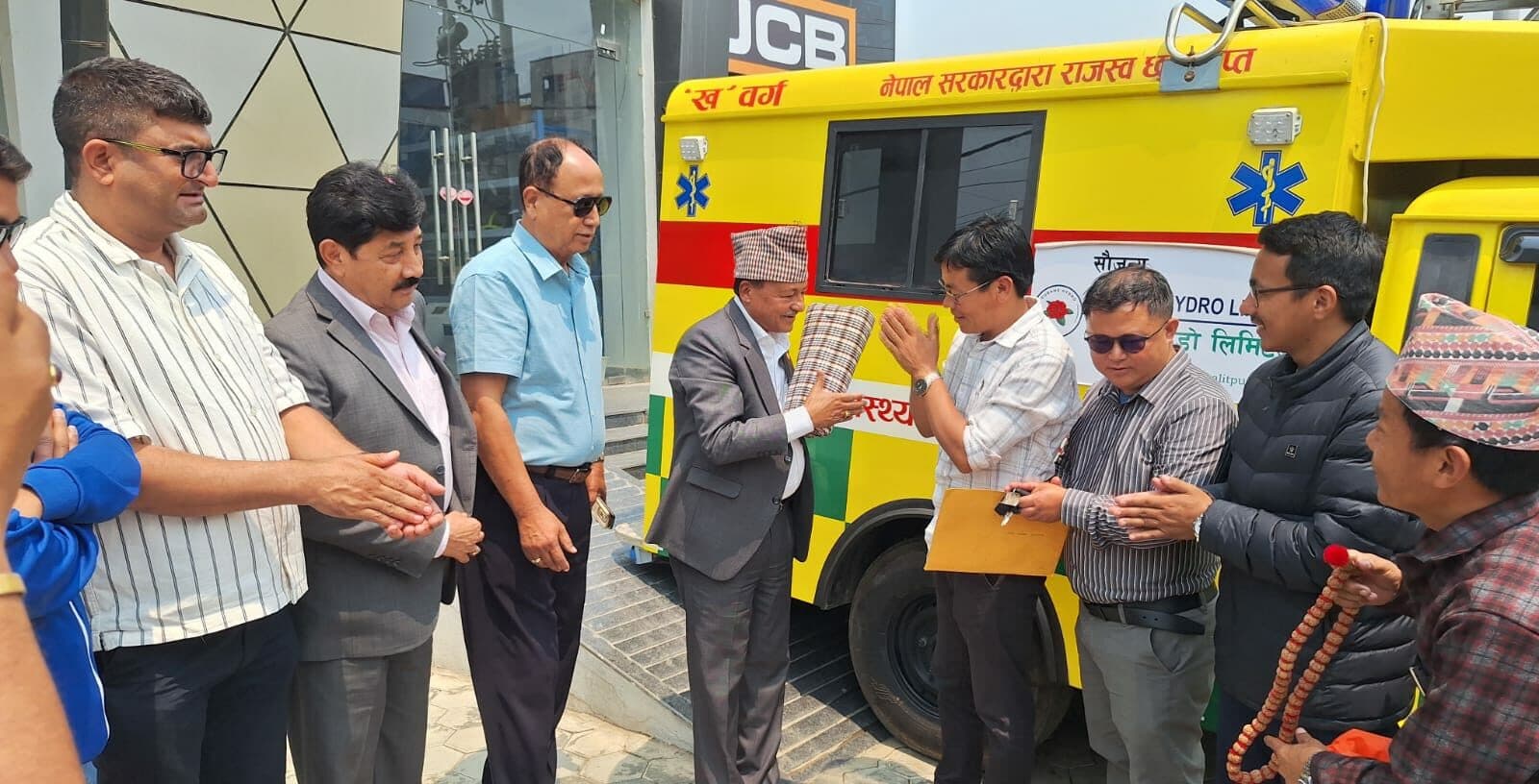 दुर्गम सिलीचोङलाई एम्बुलेन्स हस्तान्तरण