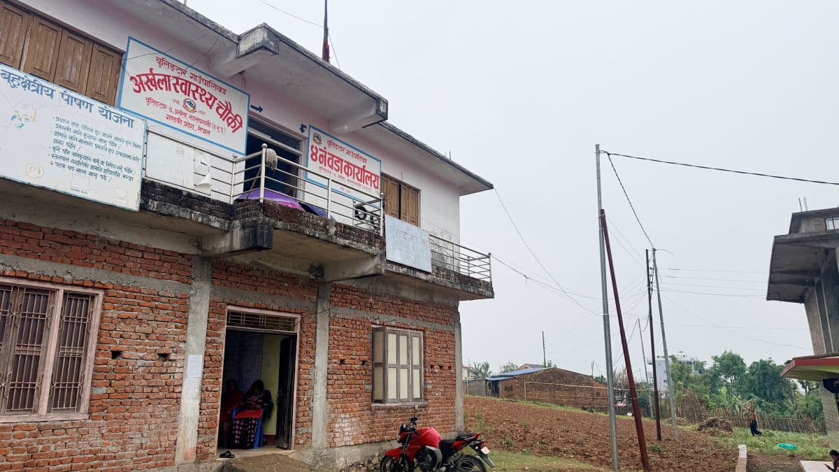 विद्युतको पोल पुग्यो, बलेन बत्ती