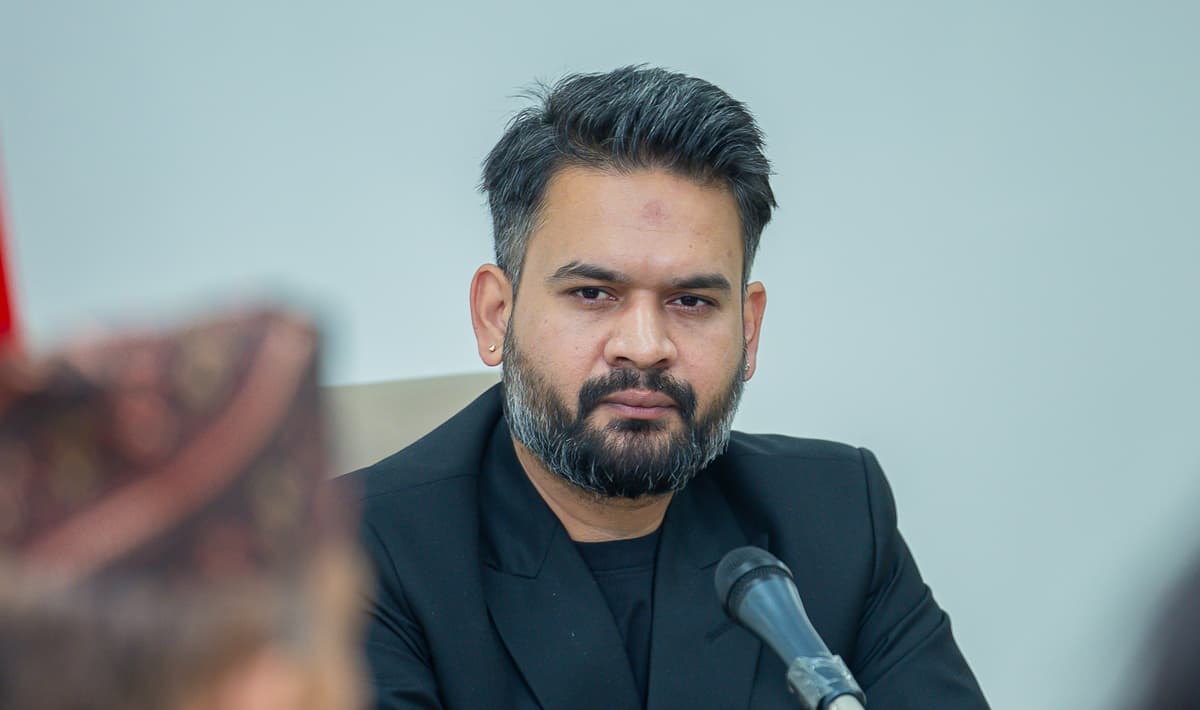 प्रधानमन्त्रीका सल्लाहकार शाहले भने : गोप्य मोबाइलको हल्ला निराधार, छुट्टै फोन र सिमको आवश्यकता छैन