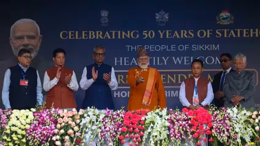 सिक्किम पुगेका मोदीले लगाए ढाका टोपी, युवासँग खेले फुटबल