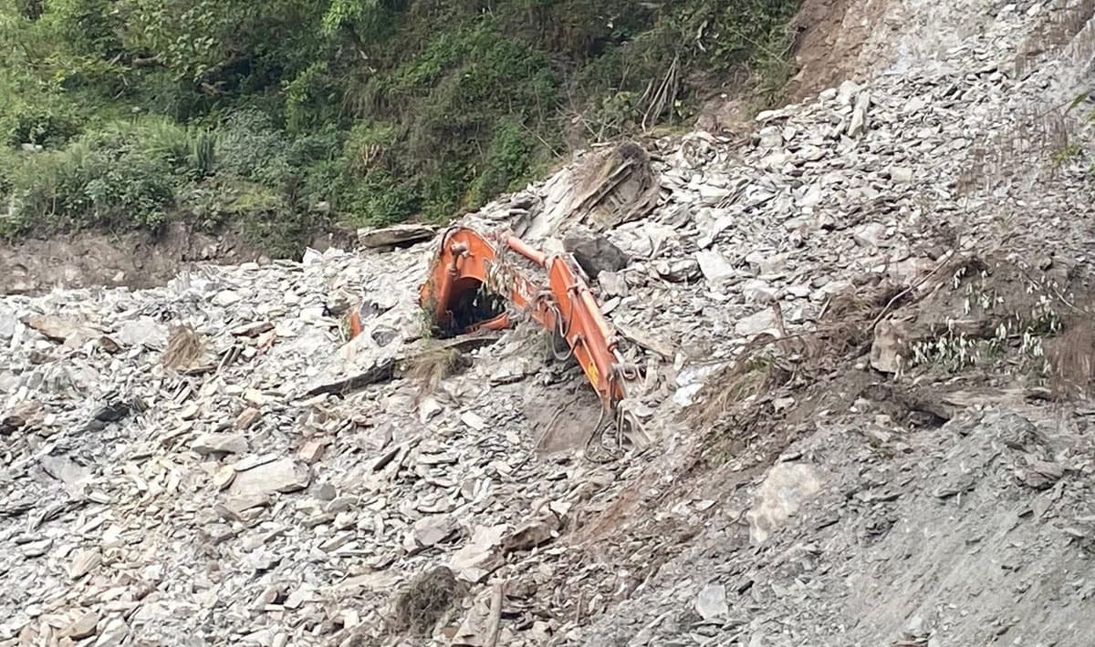 म्याग्दीको रघुगंगामा सडक खनिरहेको डोजर र चालकलाई पहिरोले पुर्‍यो