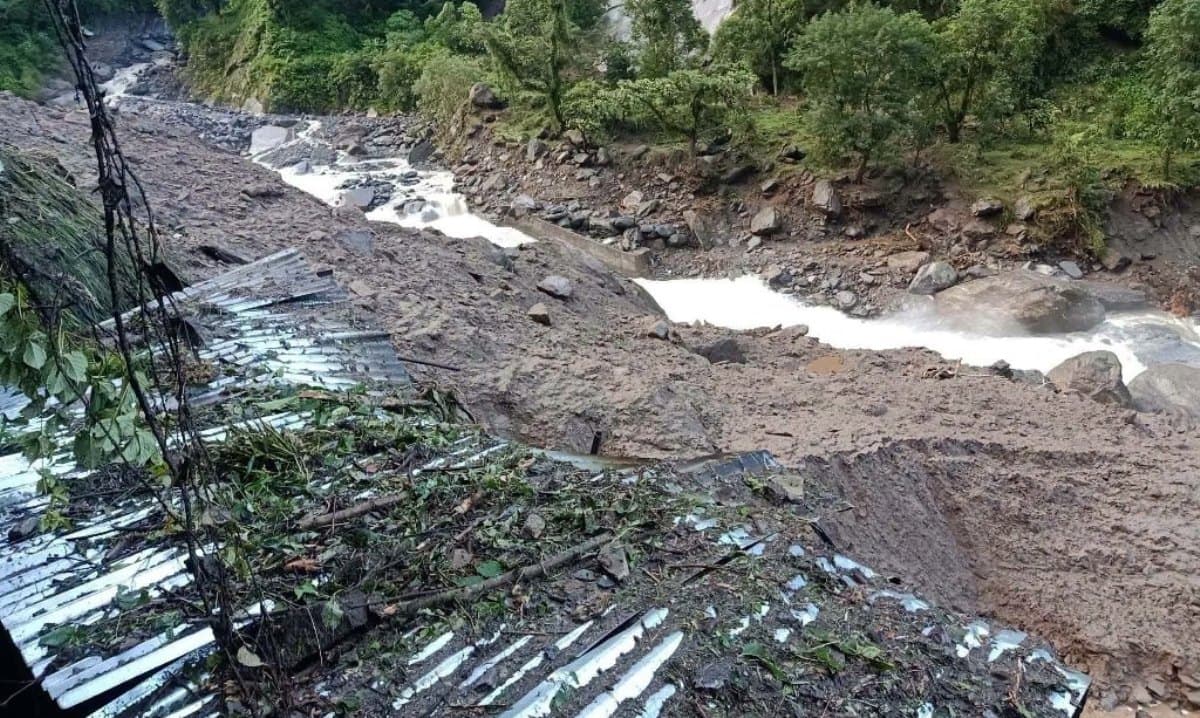 दोलखाको मूलखर्कमा पहिरो: ७५ वर्षीय वृद्ध बेपत्ता, चार कर्मचारीको उद्धार
