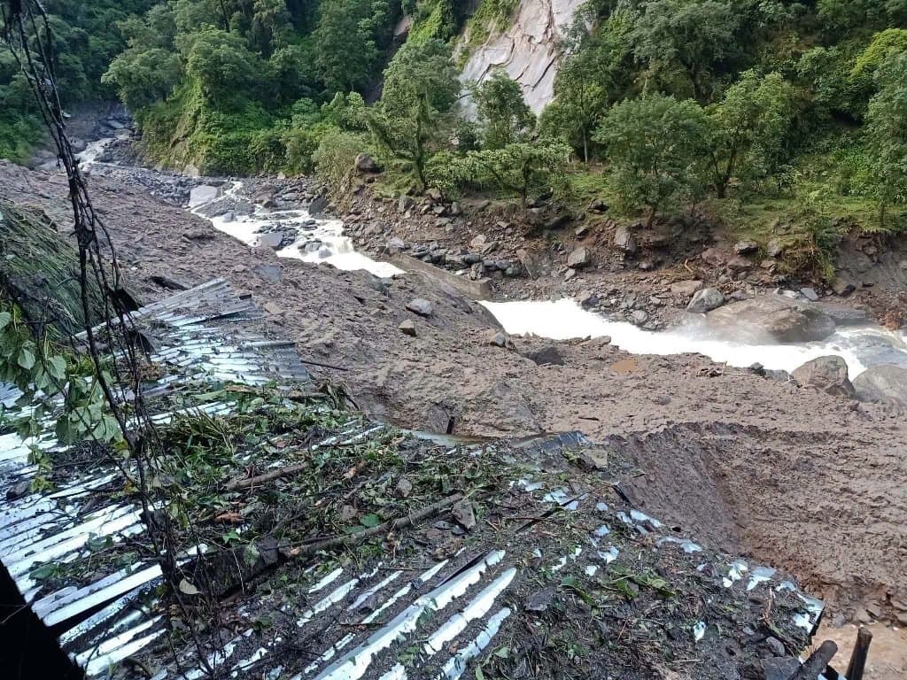 दोलखाको मूलखर्कमा पहिरो: ७५ वर्षीय वृद्ध बेपत्ता, चार कर्मचारीको उद्धार