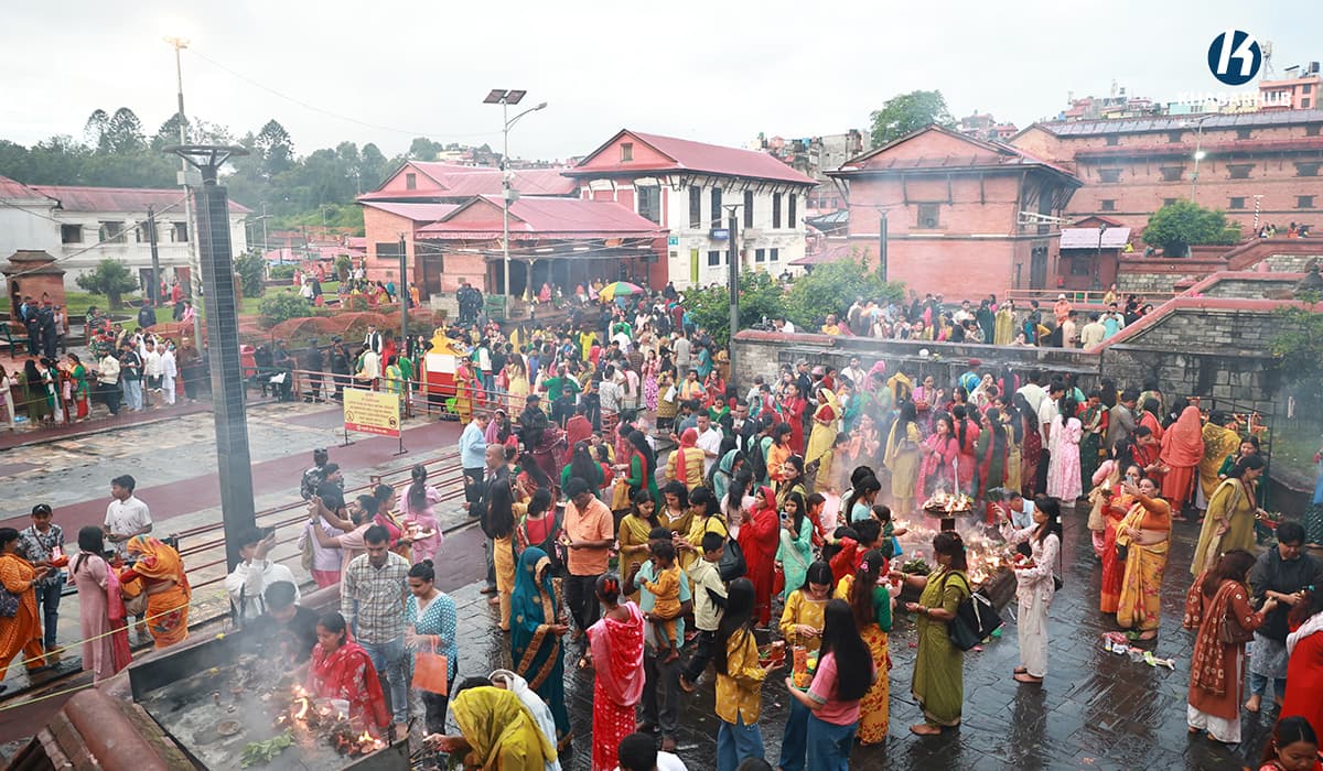 साउनको पहिलो सोमबारः पशुपतिनाथमा पूजा, आराधना गर्नेको घुइँचो