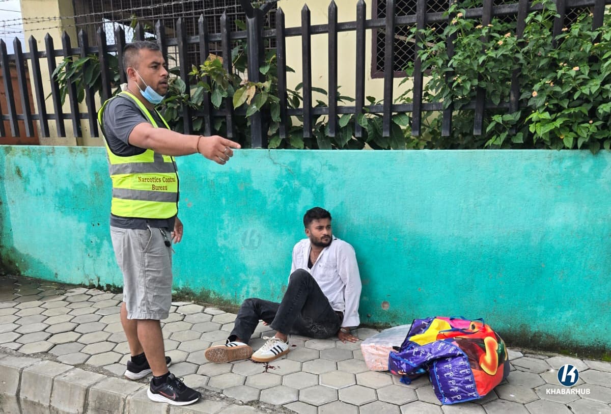 प्रहरीले कुलेश्‍वरमा गोली हानेर लागु औ‍षधसहित दुई जनालाई समात्यो