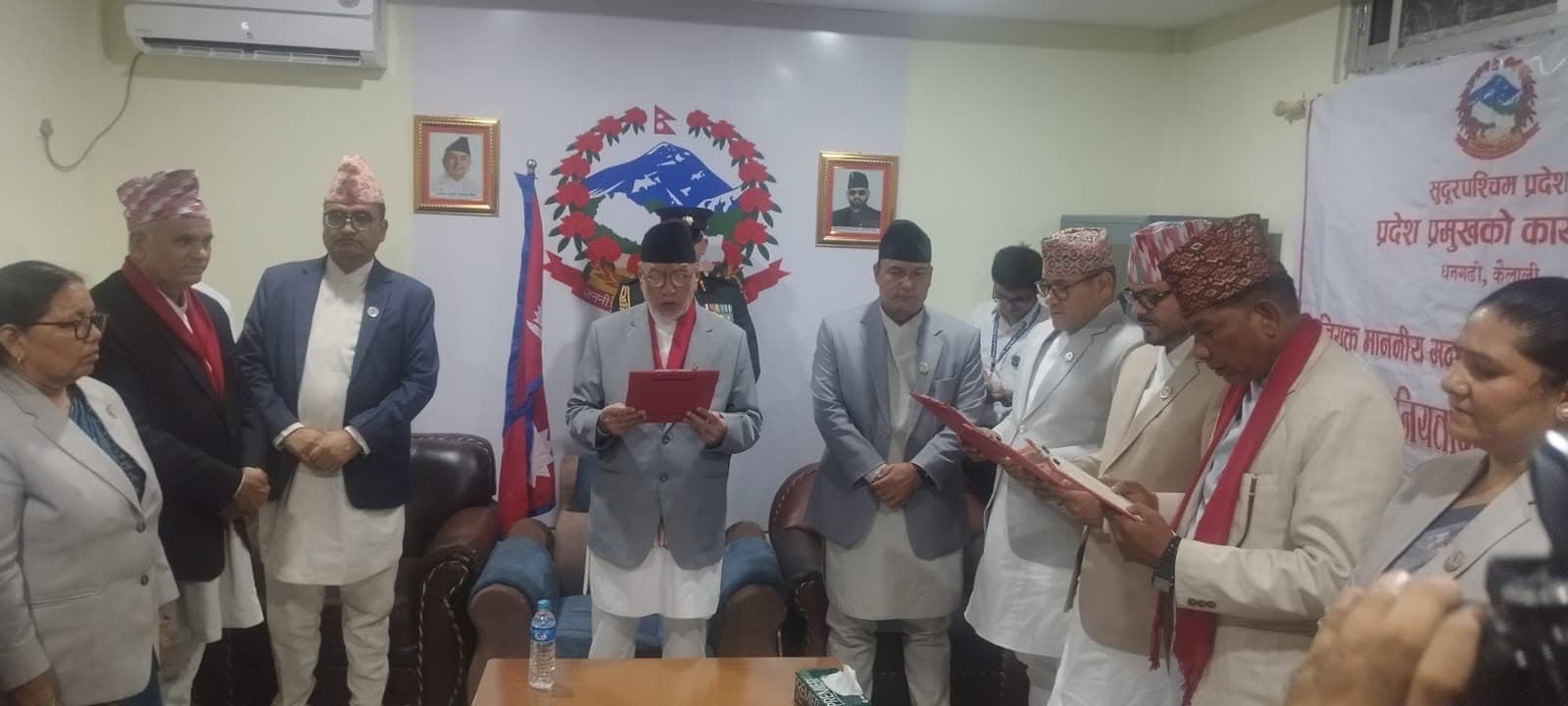 सुदूरपश्चिमका नवनियुक्त मन्त्रीले लिए शपथ