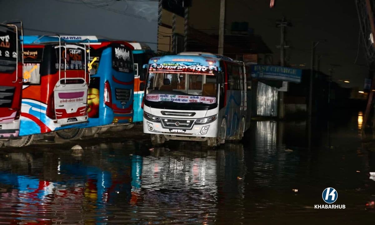 मनोहरा खोलामा बाढीको बहाव बढ्दा किनारका बस्तीमा त्रास (तस्बिरसहित)