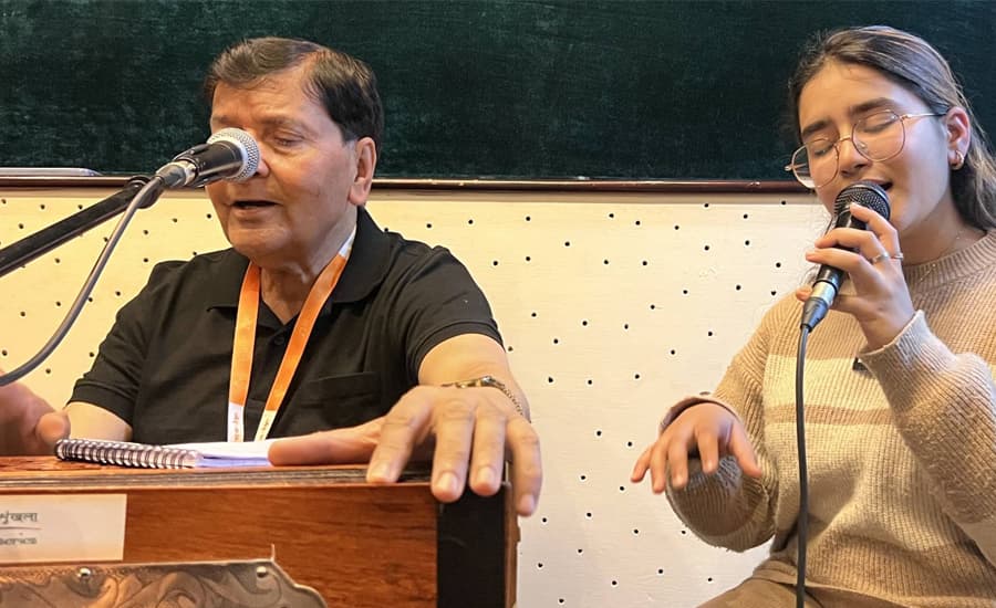 अतीतका गीत लिएर दुर्गा खरेल ‘पलेँटी’ मा