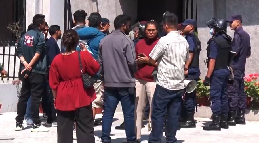 पेट्रोलियम पदार्थको घटाउन माग गर्दै निगम नजिक प्रदर्शन