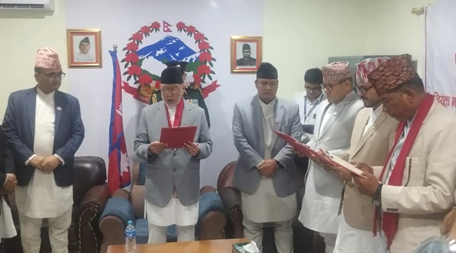 सुदूरपश्चिम सरकारका नवनियुक्त मन्त्रीहरूले लिए शपथ