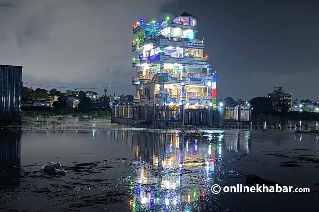 मनोहरा खोलामा बाढी, किनाराका टहरा जलमग्न (तस्वीरहरू)