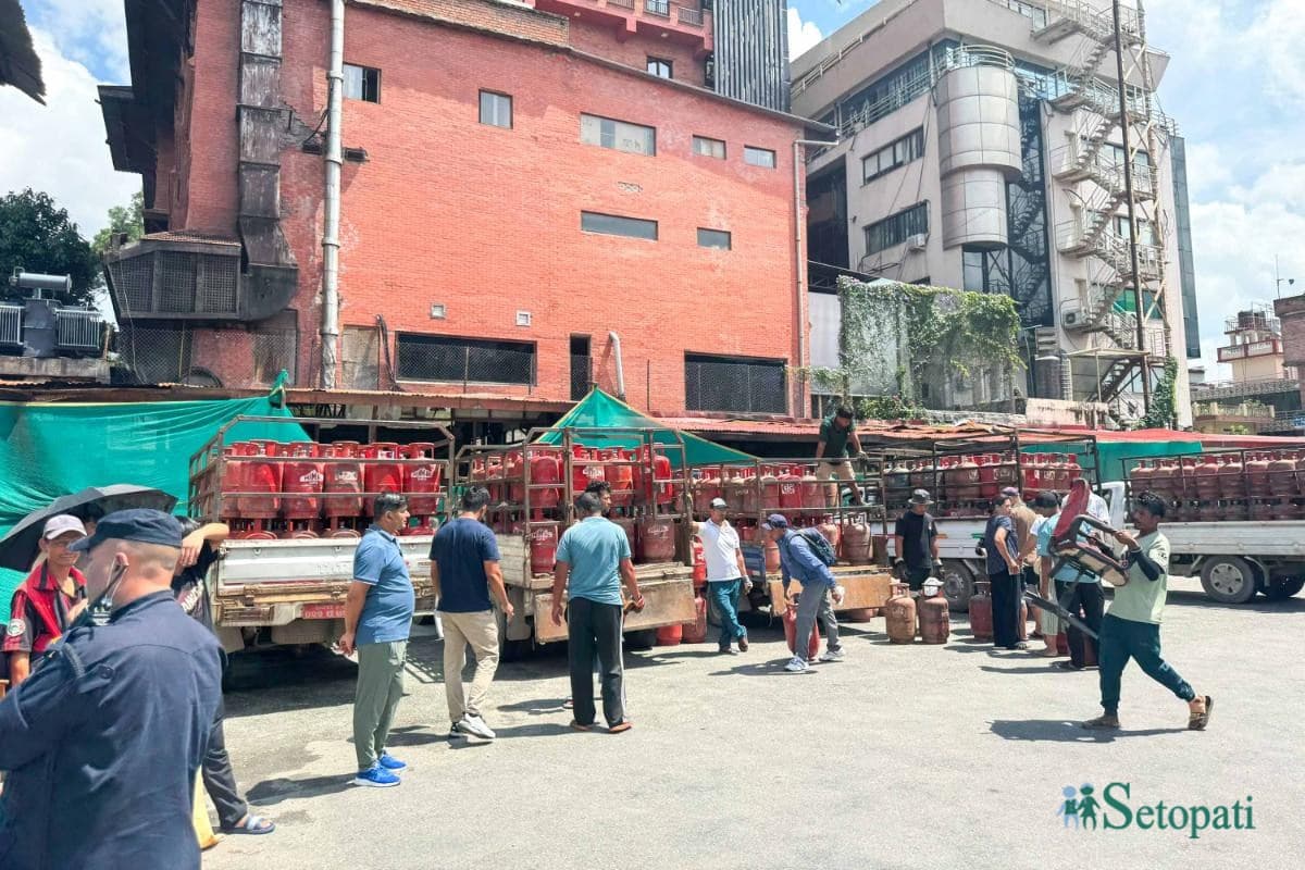 जिल्ला प्रशासन कार्यालय काठमाडौंमा ग्यास लिनेको भिड (तस्बिरहरू)