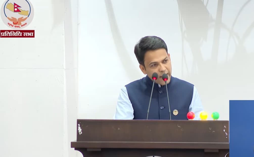 प्रधानमन्त्रीको स्पोर्ट्स जुत्ता कसैलाई 'कूल' लाग्छ भने कसैलाई संसदीय मूल्य मान्यताप्रतिको ठाडो प्रहार– आचार्य