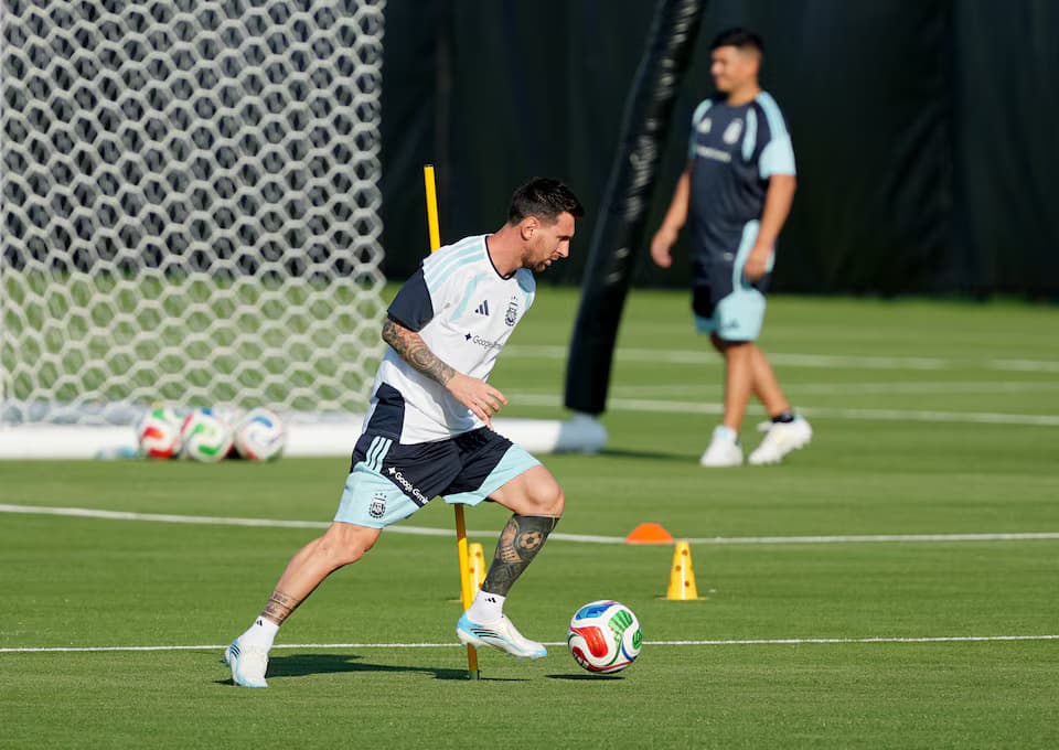 Messi recovering well from injury, could feature in Argentina warm-ups, says Scaloni