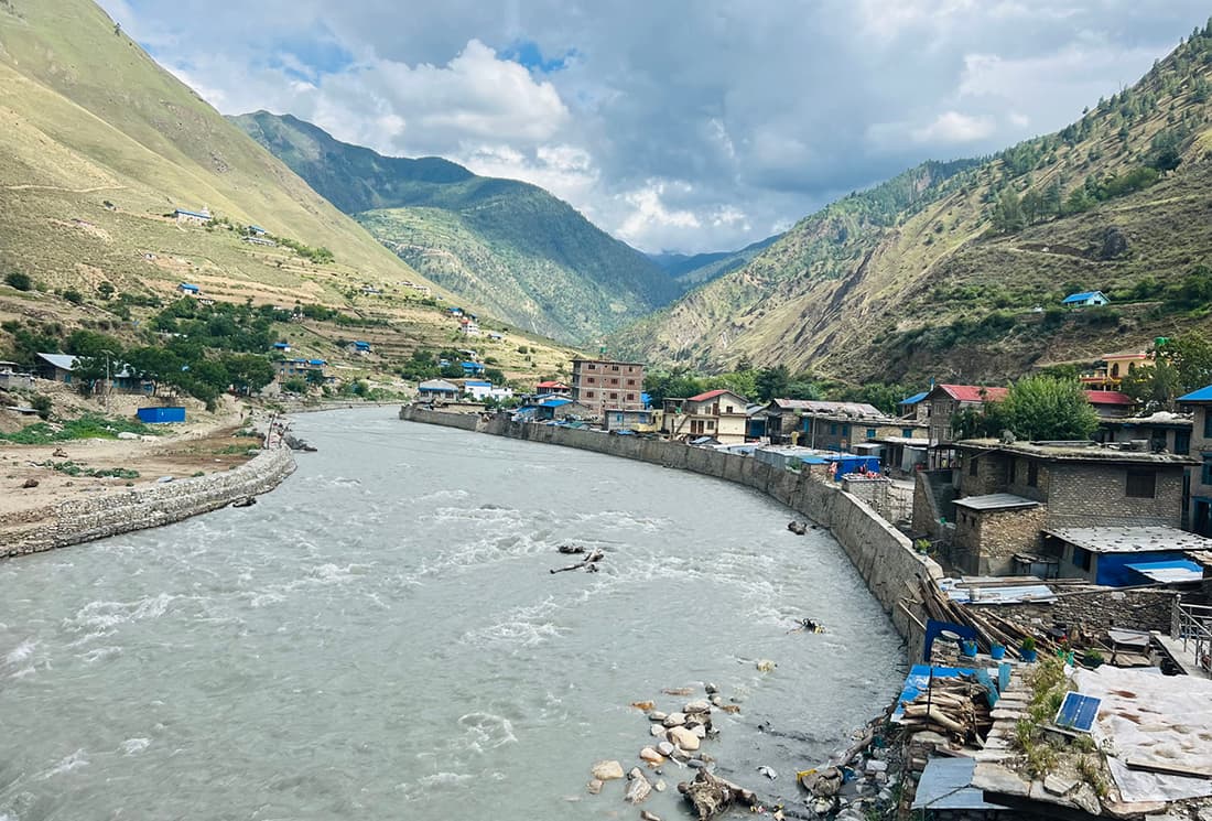 भेरी नदीमा जीप खस्यो, उद्धारका लागि प्रहरी परिचालन