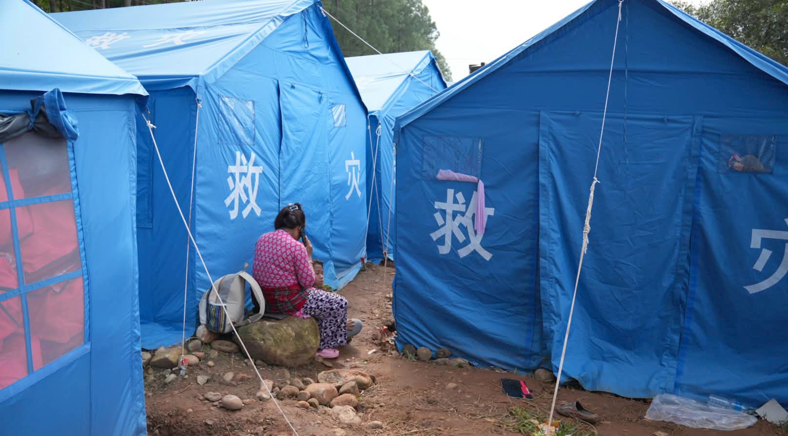 खोला किनारबाट होल्डिङ सेन्टरसम्म सुकुम्वासी– ‘मुटुमाथि ढुंगा राखी हास्नुपर्या छ’