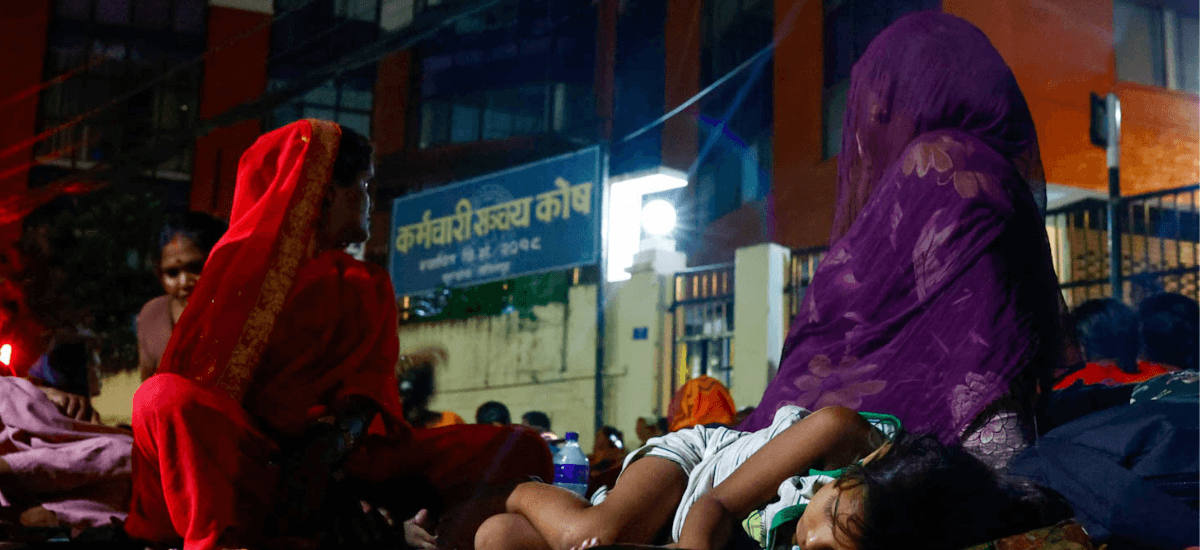 राति सडकमै सुतेर लघुवित्त पीडितको धर्ना