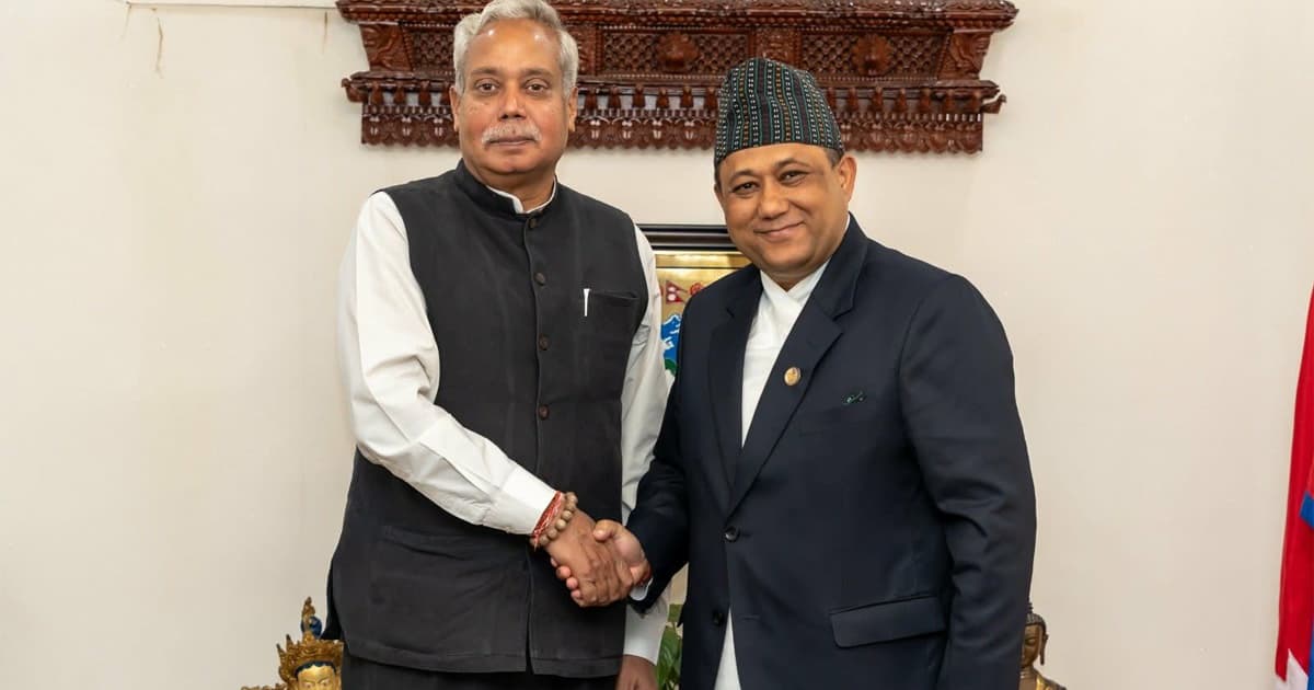 भारतीय राजदूत श्रीवास्तवले गरे परराष्ट्रमन्त्री खनालसँग बिदाइ भेट