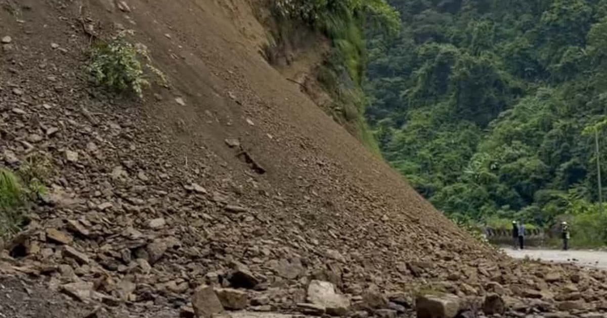 बाढीपहिरोले विभिन्न जिल्लामा यातायात प्रभावित