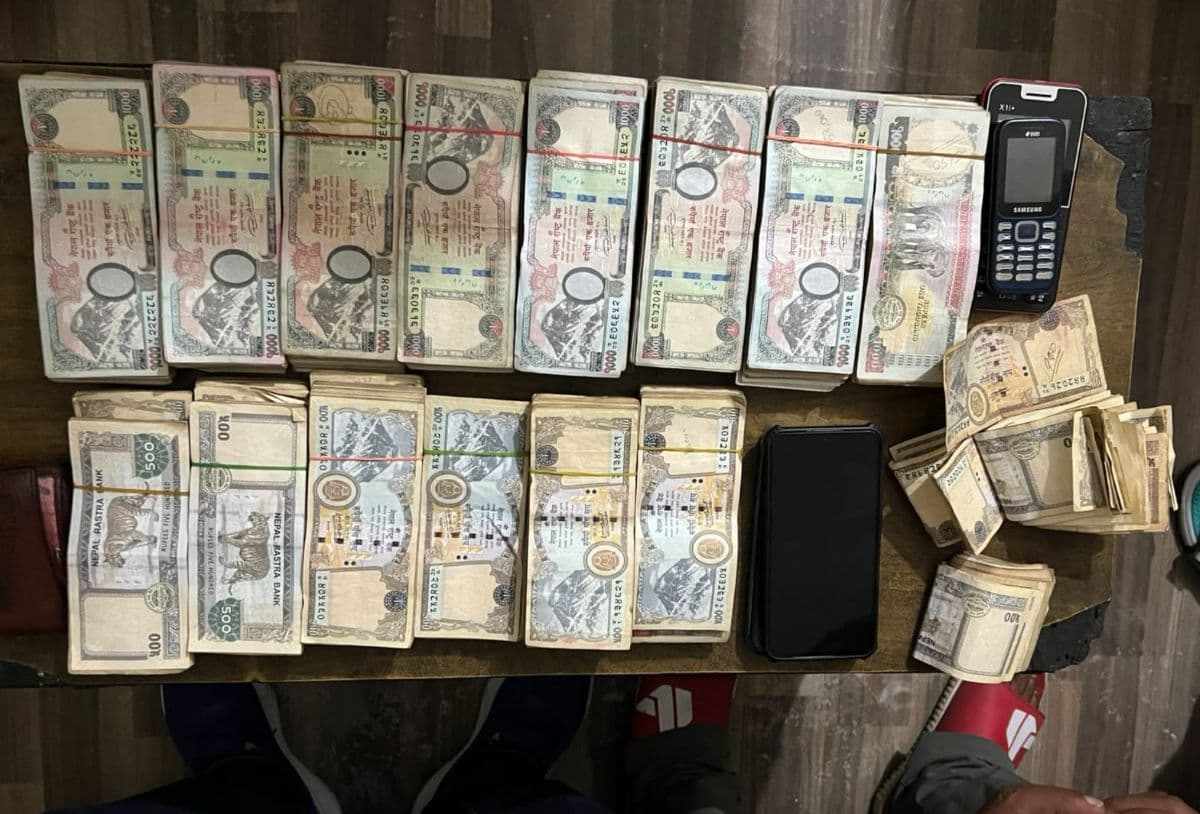 स्रोत नखुलेको २१ लाख ४० हजार रुपैयाँसहित हेटौँडामा दुईजना पक्राउ