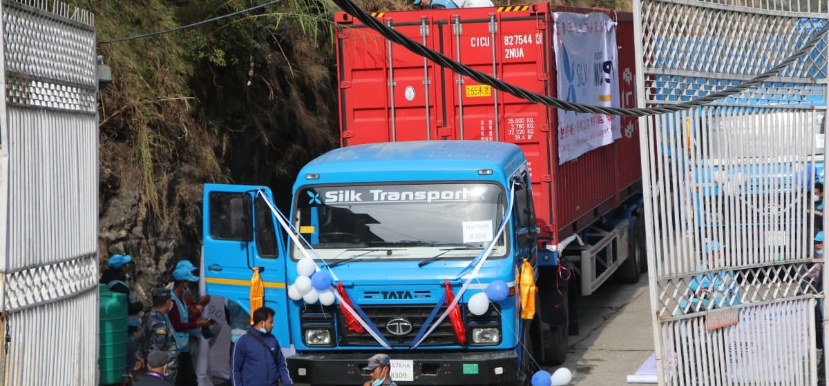 सीमापारि रोकिए चाडपर्वका सामान बोकेका ४५ कन्टेनर
