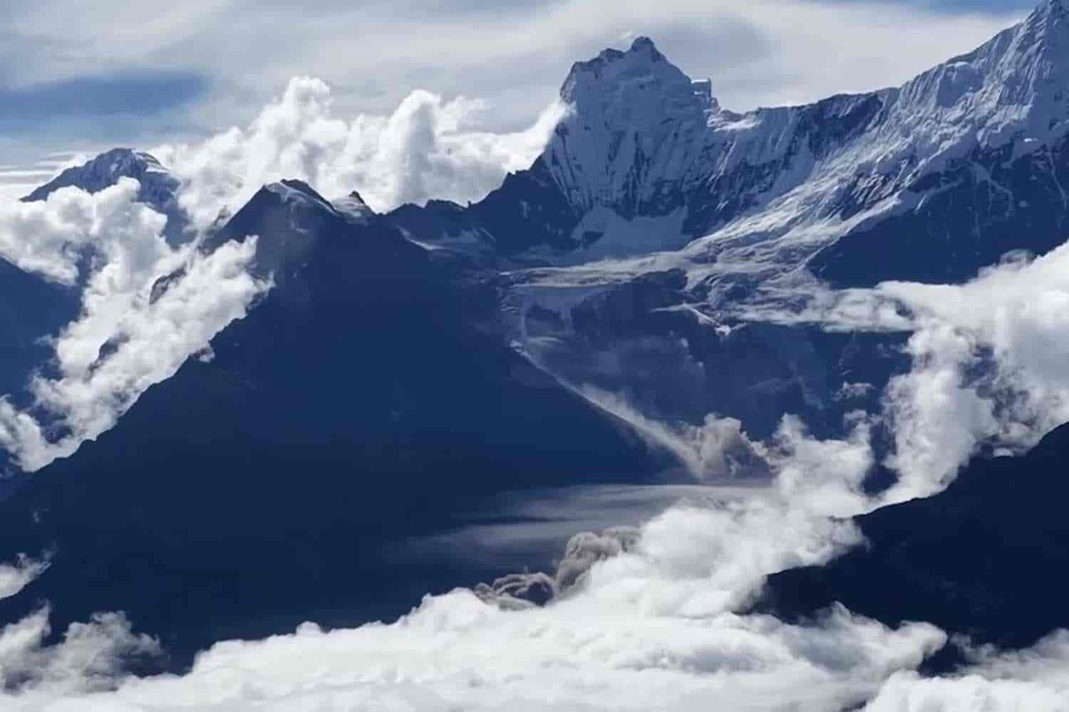 नेपाल-तिब्बत सीमा क्षेत्रमा हिमनदी फुट्दा गएको विनाशकारी बाढी र हिमपहिरो देखिने भिडिओ सार्वजनिक