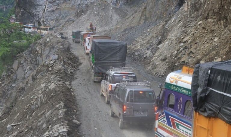 सिमलतालमा सडक भासिँदा यातायात एकतर्फी