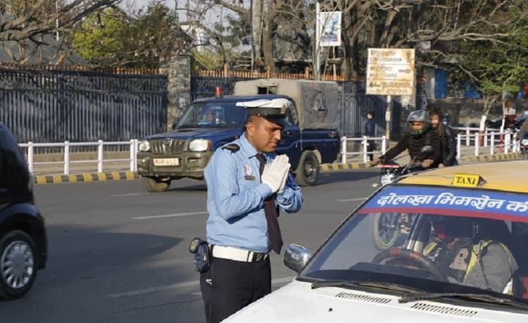 लापसे गरी सवारी चलाउने तीन चालक पक्राउ