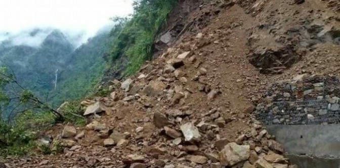 बेनी–जोमसोम सडकको महभिर पहिरोमा पुरिएका चालकको उद्धार