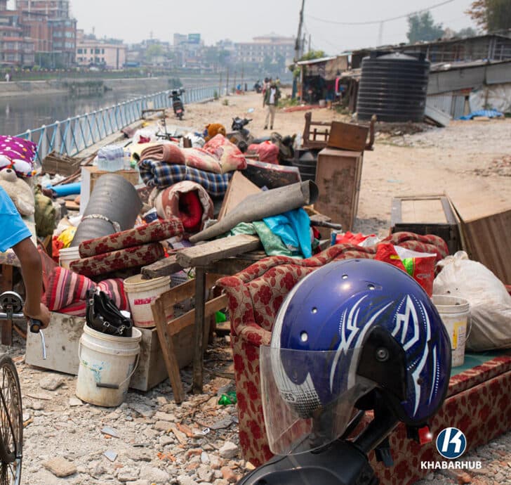 बस्ती छाड्दै मनोहराका सुकुमबासी