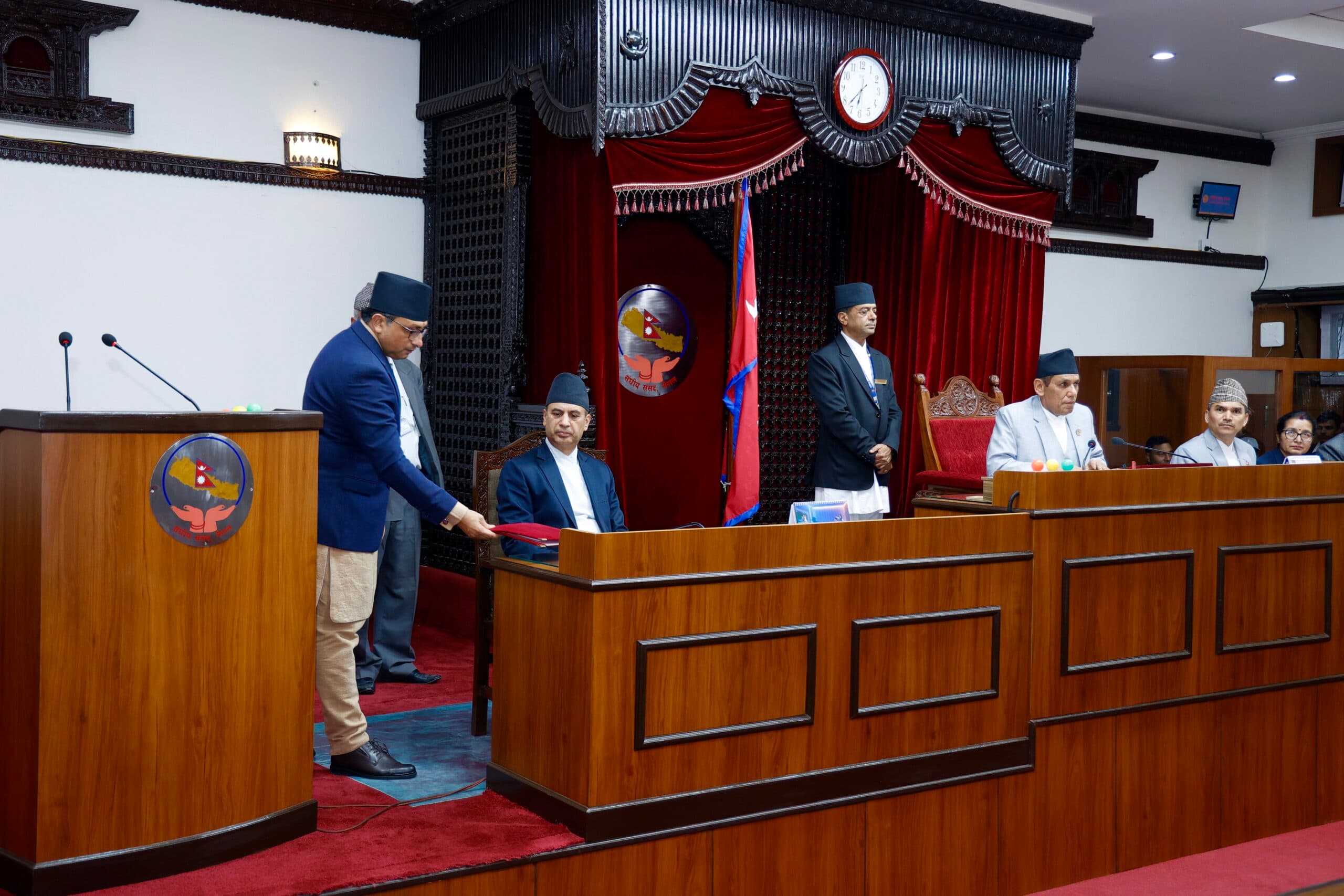 प्रतिनिधिसभामा बजेटको प्रति टेबुल