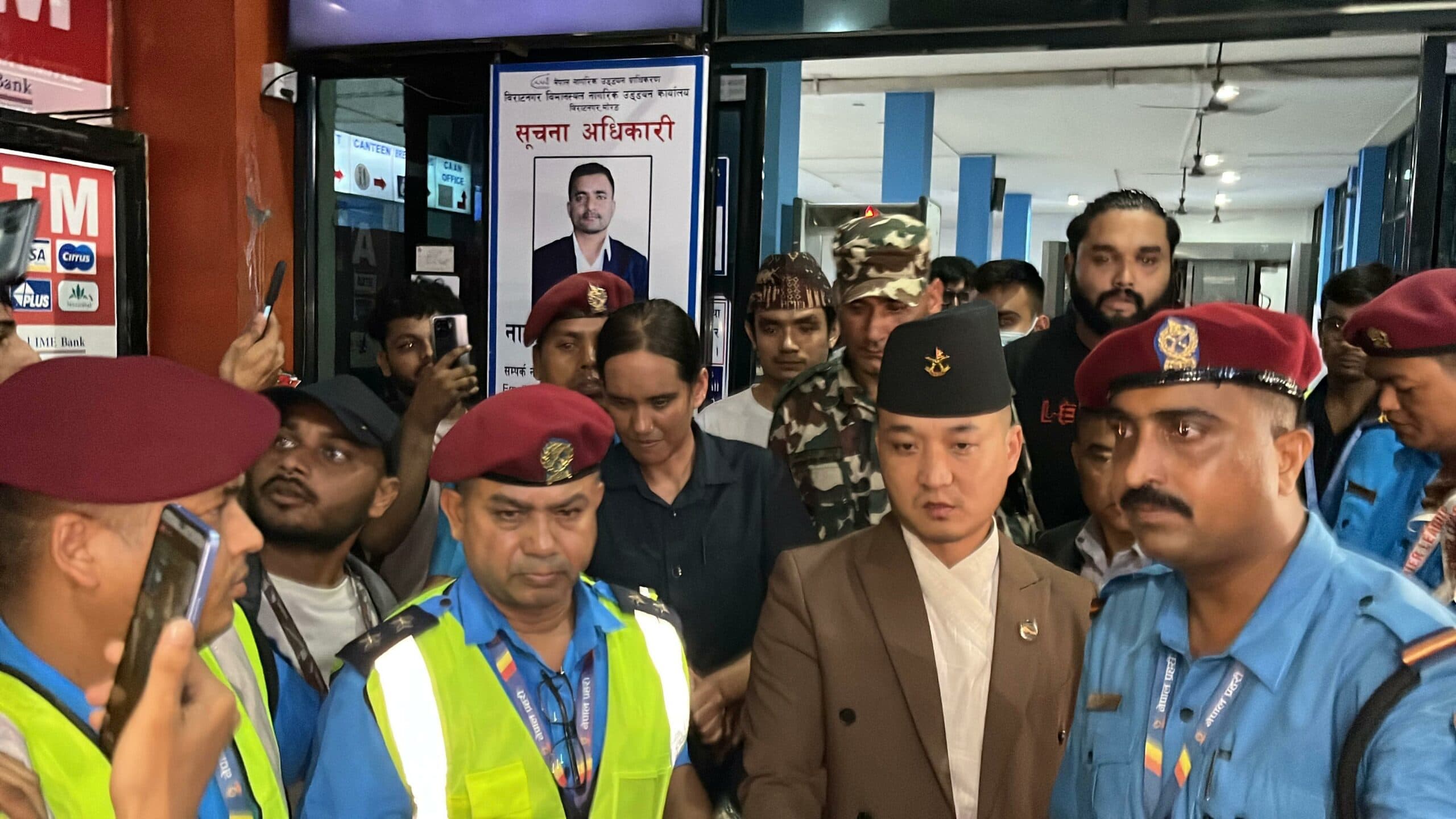 सुनसरी घटनाका घाइते भेट्न गृहमन्त्री अस्पतालमा